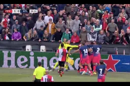 Carrasco volledig door het lint en krijgt rood na vechtpartij: "Wat een idioot!" (VIDEO)