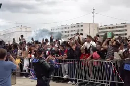 Messi maakt PSG-fans helemaal gek met dit gebaar bij aankomst in Parijs