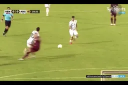 Waanzinnige beelden van Messi die horrortackle ondergaat: "2 jaar schorsing" (VIDEO)