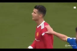 Razende Ronaldo zorgt voor incident bij ManU: "Zie hem doen!" (VIDEO)