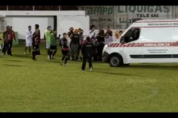 Schokkende beelden: Speler schopt scheidsrechter tegen het hoofd (VIDEO)