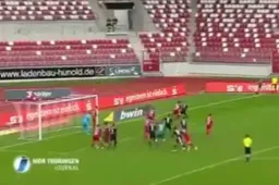 Duitse doelman gaat in ultieme slotfase mee naar voor en doet dan dit (video)