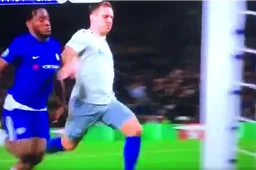 Auwch! Batshuayi knalt tegen paal, maar heeft hilarische reactie (Video)