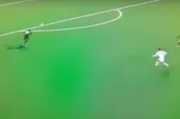 Wat een blunder! Zweedse keeper gruwelijk in de fout tegen Bilbao (Video)