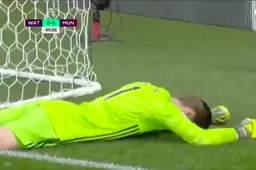 De Gea begaat verschrikkelijke blunder bij Manchester United (VIDEO)