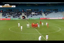 Wesley Sonck steigert na 'schandalig' rood voor paars-wit wonderkind (VIDEO)