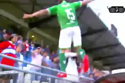 Speler in Chili doet een "Cantona" en gaat fan te lijf (Video)