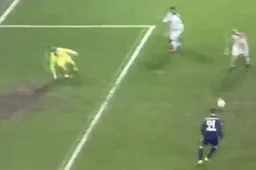 Teodorczyk doet het weer en zorgt voor deze hilarische misser (video)