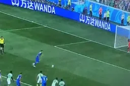 VAR kent penalty toe aan IJsland en dan doet Sigurdsson dit (Video)