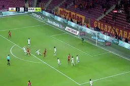Wesley Sneijder scoort met een fabelachtige lob (Video)