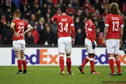 Standard zit met de handen in het haar na nieuwe klap