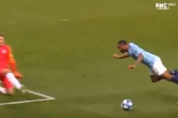 Ongezien: Scheidsrechter begaat gigantische blunder in UCL