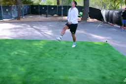 Luis Suarez controleert bal die 35m uit de lucht valt (Video)