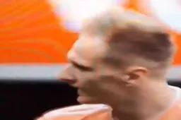 Teodorczyk voelt zich één met nieuw uit-shirt en doet dan dit (Video)