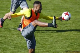 Nieuwe spits van Anderlecht moet een liedje zingen voor de groep en maakt een hele hippe keuze