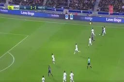 Meunier zorgt met een fantastische rush voor een héérlijke assist voor Cavani (Video)