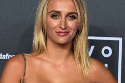 KVO-WAG Tiffany gooit kleren uit om spelers te belonen: "Is dit nog normaal?"