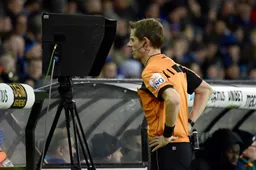 Referee Department verbaast voetbalfans en grijpt in na handsballen (VIDEO)