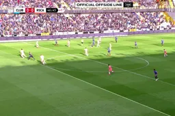 Dit beeld van VAR zorgt voor verhitte discussie: "Hoe kan dit nu buitenspel zijn?!"