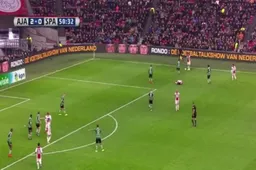 Zijn ploeggenoot ligt geblesseerd op het veld, dan verrast Ajax-speler iedereen met deze actie (Video)