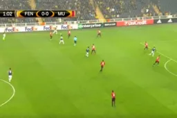 Spits van Fenerbahçe scoort wereldgoal tegen Man United (Video)