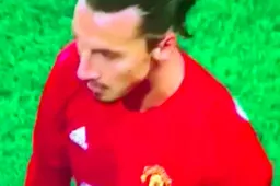 Scheidsrechter waagt zijn leven door Zlatan aan te raken... (Video)