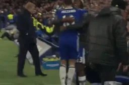 Met wie gaat Hazard zijn doelpunt vieren? Juist! (Video)