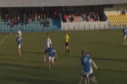 Is dit de grootste gemiste kans ooit in de voetbalgeschiedenis? (Video)