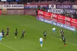 Enkel deze mirakelsave kan Mertens van een doelpunt houden (Video)