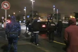 Razende PSG-fans wachten Thomas Meunier op