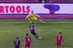 O la la! Ramsey maakt doelman compleet belachelijk met deze strafschop (Video)