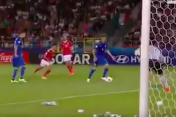 Onwaarschijnlijke beelden! Italiaanse fans bekogelen Donnarumma (Video)