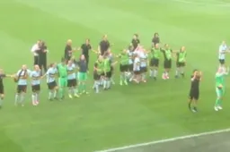 Op deze prachtige wijze vieren Red Flames hun historische zege (Video)