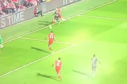 Wat een enorme misser van Benteke (Video)