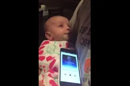 Voetbalfan wiegt baby op geniale wijze in slaap (video)