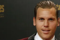 De vrouw van Vormer ziet er prachtig uit op rode loper Gouden Schoen