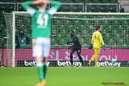 Nooit vertoond: grijnzende speler vernedert hele ploeg terwijl hij scoort