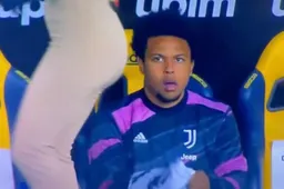 Sexy voetbalpresentatrice Diletta verleidt Juventus-speler McKennie tijdens match