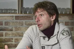 Wim De Coninck valt achterover van Antwerp-speler