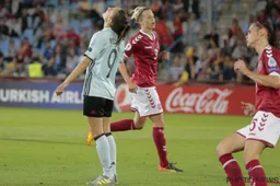 Heerlijk! Zo krijgt Tessa Wullaert haar contactlenzen weer in haar oog