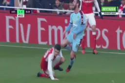 Xhaka krijgt meteen rood voor deze drieste tackle op Steven Defour (Video)