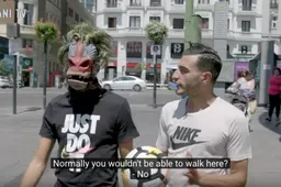 Welke Rode Duivel, met gek masker op zijn hoofd, zet hier panna’s op straat? (Video)