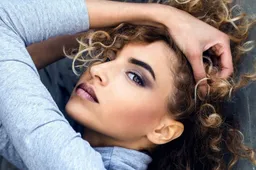 Model Yasmine Boukra moedigt Maarten Vandevoordt aan in sexy bikini