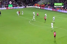 Ontketende Ibrahimovic scoort zijn tweede van de avond op heerlijke wijze (Video)