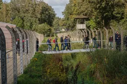 leerlingen lopen over nieuwe brug nationaal monument kamp vught foto jan van de ven