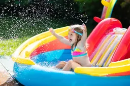 adobe stock famveldman kind in zwembad zomer weer in nederland