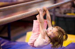 peuter hangt gymzaal