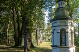 Stilte-pad-kapel-goude-viering-rustig-bos-buiten