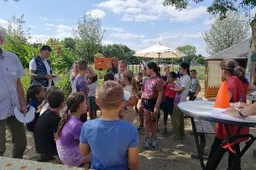 harry spreekt zijn groep toe