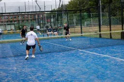Bakker en Bosch Group Padel Bedrijventoernooi - Deelnemers in actie op de padelbaan